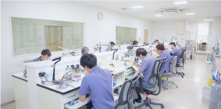10名超えの歯科技工士が在籍する院内ラボ